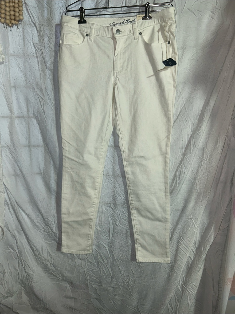 Universal Thread Womens  White Skinny Jeans size 10. NWT